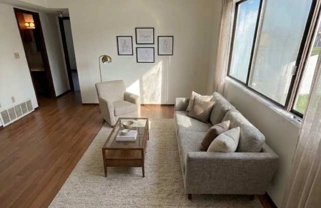 1220 Meadow Ln Gallery 4