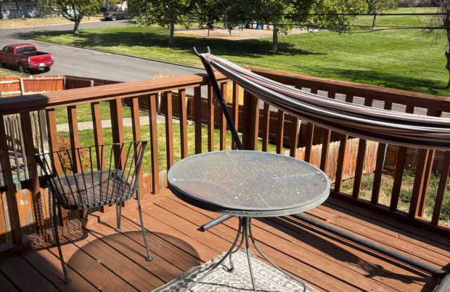 2-Bedroom Home with Garage Across from Fairview Park and 2.6 Miles from OIT and Sky Lakes Medical CTR Gallery 3