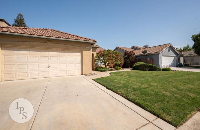 Clovis 3BR/2BA Home with New A/C, Covered Patio & Gardener Included Gallery 3