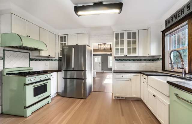 Beautiful 4bed/2bath Home in Historic Downtown Snoqualmie! Gallery 3