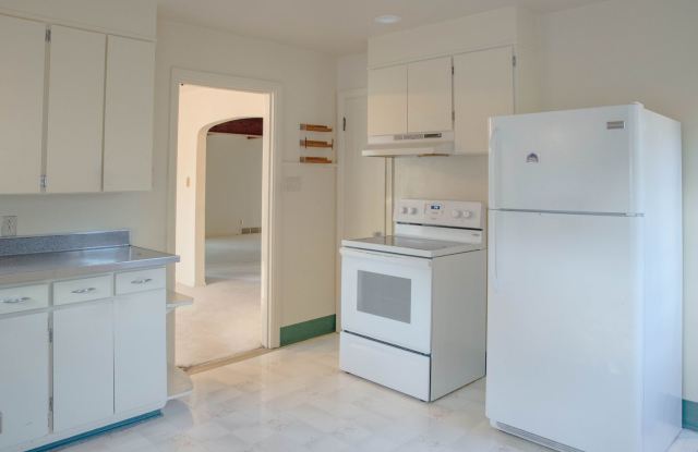 PRELEASING for AUGUST 2026! Spacious 4 Bedroom, 2 Bathroom Home with Detached Garage, Walking Distance to Ball State Campus! Gallery 4