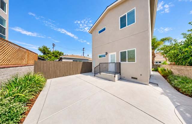 4BD/2BA with designated yard space! Gallery 1