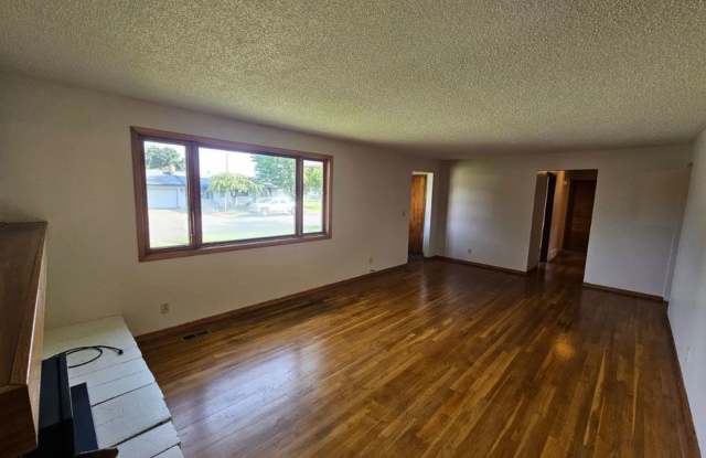 4 Bed 2 Bath Rancher Original Hardwood Floors Corner lot 2400 Sq/Ft of space Gallery 4