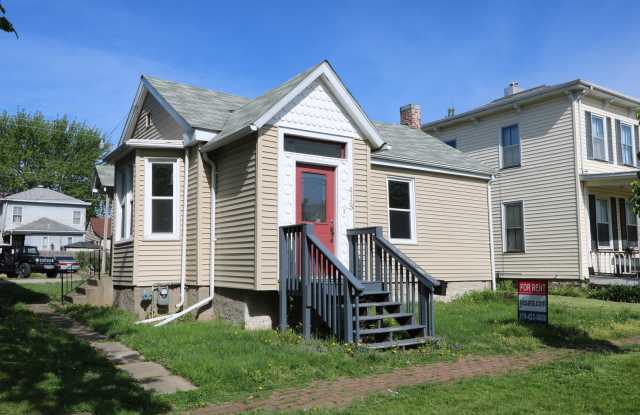 2 Bedroom 2 bath House - 413 South 10th Street, Burlington, IA 52601