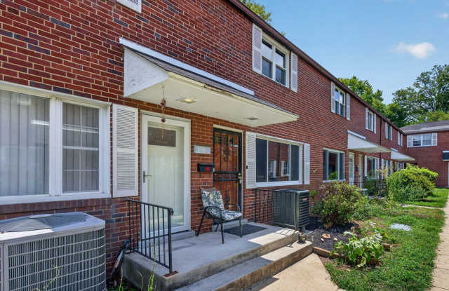 Freshly Renovated 2-Bedroom Condo Near Laurel Shopping & Dining Gallery 3