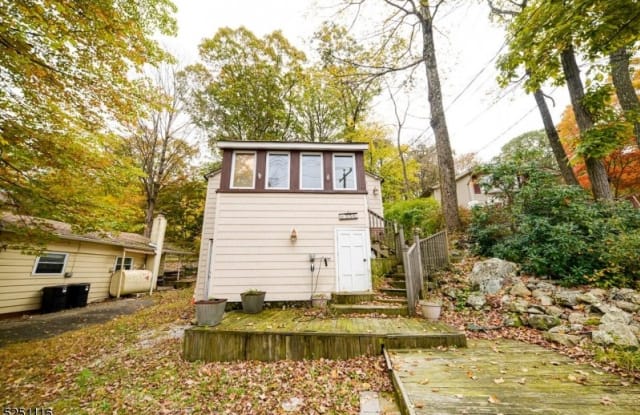 356 Maxim Dr - 356 Maxim Drive, Hopatcong, NJ 07843