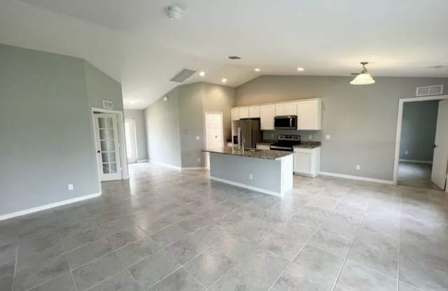 3 Bedroom 2 Bathroom Home with a Den! Gallery 4