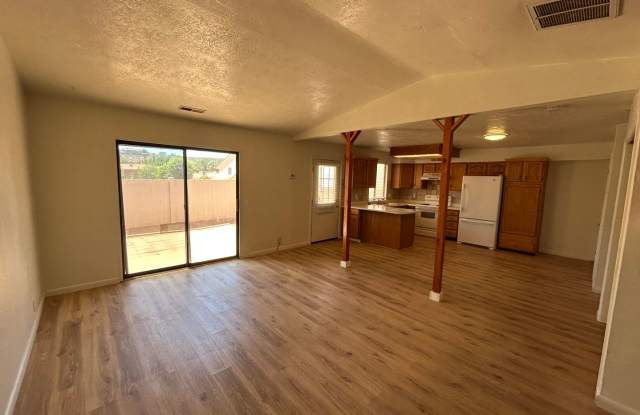Available November 1st - 3 bed, 2.5 bath, 2 car garage for rent Gallery 3
