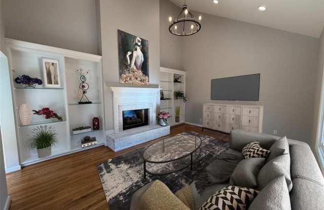 2528 Treetop Lane Gallery 4