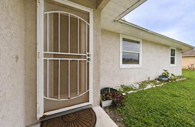 1755 SW Castinet Lane Gallery 3
