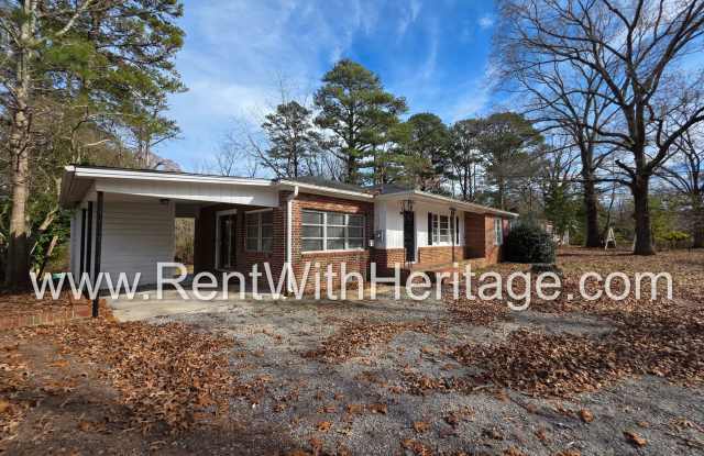 AWESOME RANCH HOME/ TOTAL ELECTRIC /2 LIVINGROOMS / ALMOST HALF ACRE / GREAT LOCATION/ POPULAR BREMAN SCHOOLS - 319 Lakeview Drive, Bremen, GA 30110