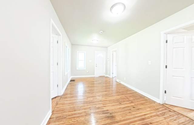 Cozy 3 Bedroom 1 Bathroom- Located near blank park zoo Gallery 4