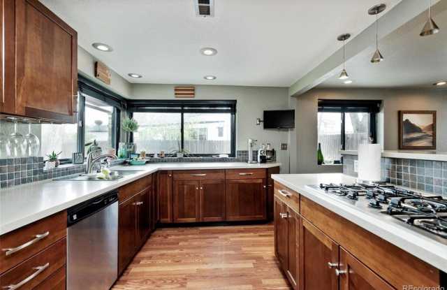 Charming 4BR House in Lakewood photos photos