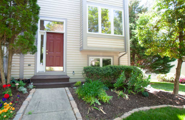 Wonderful 3 level Townhome - convenient location photos photos