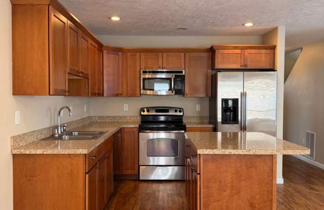 Spacious 3 Bedroom, 3 Full Bathroom Townhouse!! Gallery 3