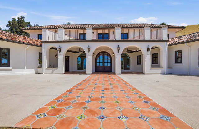 Luxury Foothills Estate | 4 Bed + Loft | 4.5 Bath | 6,200 Sq Ft | $8,500/month photos photos