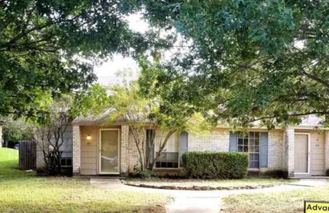 639 Overlook Court - 639 Overlook Ct, Arlington, TX 76012