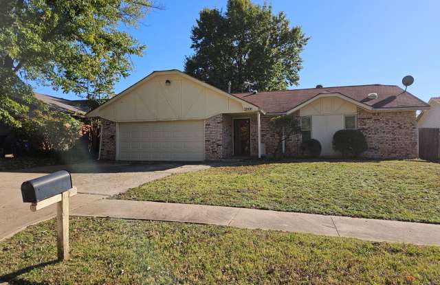 (3) Bed/(2) Bath Avail NOW! Oakhurst Addition! - 2006 Oakmeadows Drive, Norman, OK 73071