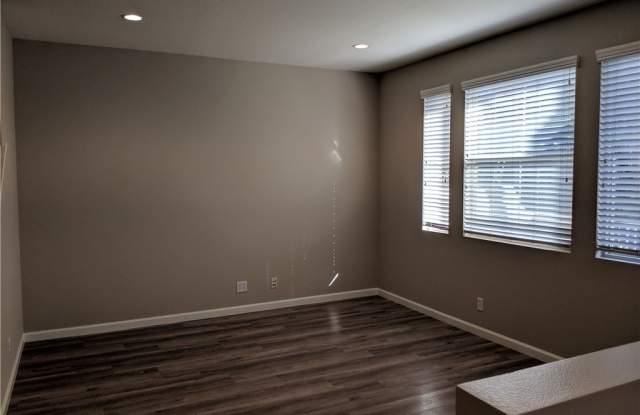 128 Hedge Bloom Gallery 2