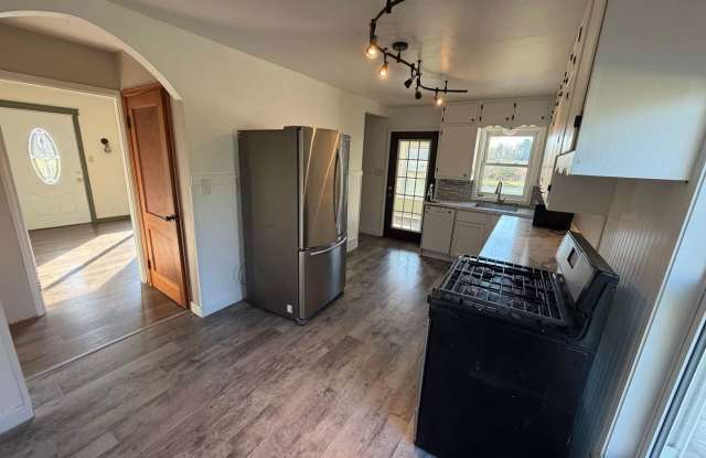 $1850 | 4BD 1 BA | 3190 County Road F | Available 11/01/2026! Gallery 4