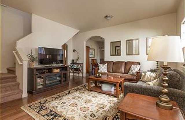 Beautifully FURNISHED MONTHLY RENTAL Home, within Walking Distance to Deschutes River Trail, a Great Location! Gallery 3