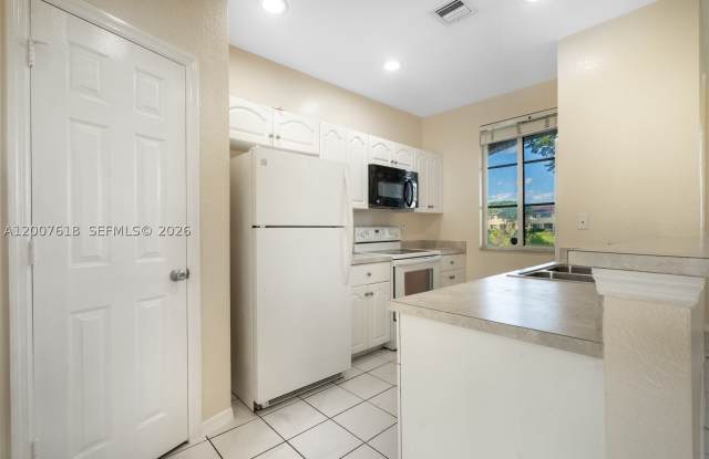 6051 SW 19th Pl Gallery 4
