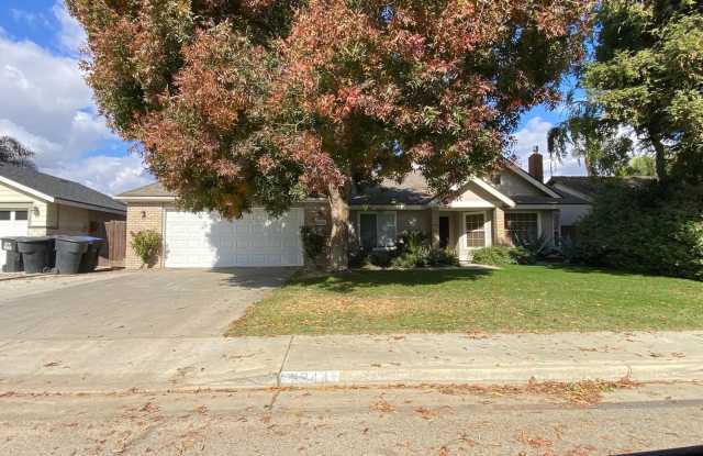 Available Now, Gorgeous 3 bedroom, 2 bath with pool. - 5944 West Tempe Avenue, Visalia, CA 93277