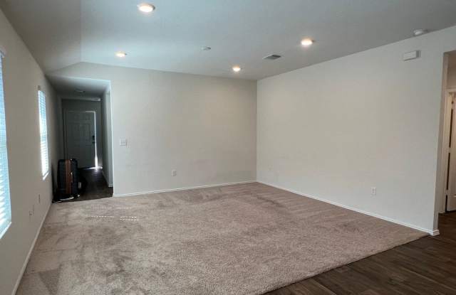3 Bedroom with Open Floorplan and Large Backyard! Gallery 3