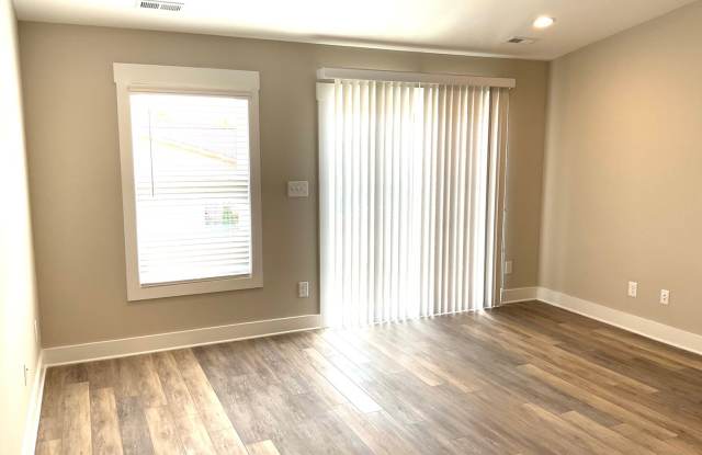 Court Square Town Home Duplex Apartment with Attached Garage Gallery 4