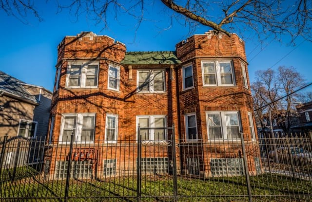 702 N Waller Ave photos photos