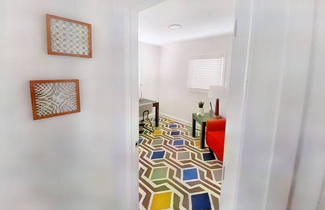 "Discover Urban Luxury: The Flats at 2200 - Your Gateway to Modern Living Near Uptown Charlotte!"/"Descubre el Lujo Urbano: Los Apartamentos en 2200 - Tu Puerta a la Vida Moderna Cerca del Centro de Charlotte!" Gallery 4