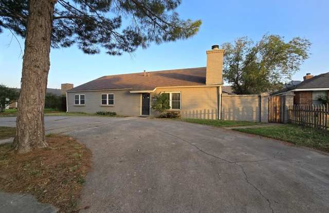 704 W Dormard Ave - 704 West Dormard Avenue, Midland, TX 79705