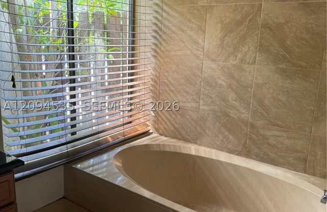 637 Executive Center Dr Gallery 4
