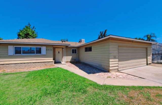 Amazing 3 Bedroom Home Near Cedar and Gettysburg! photos photos