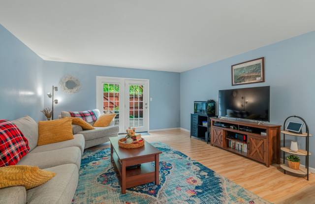 Knoxville 37909 - 2 Bedroom Condo with 1080 square feet - Call or Text Ryan Fogarty (865) 333-4840 Gallery 3