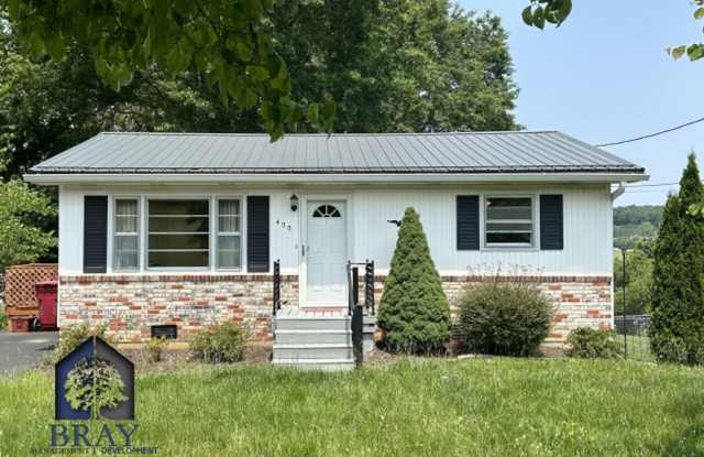 Large basement and huge yard! Centrally located! Gallery 1