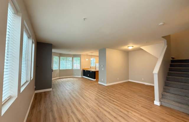 Large Corner Unit Townhome - 2 Car Garage Gallery 4
