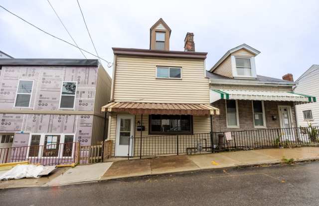 Comfort Meets Style: 3-Bedroom Home with Spacious Backyard in Pittsburgh photos photos Comfort Meets Style: 3-Bedroom Home with Spacious Backyard in Pittsburgh photos photos