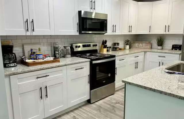 Room in 4 Bedroom Home at Highpoint Rd photos photos