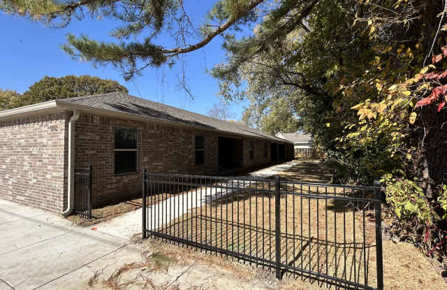 312 Butler St - 312 West Butler Street, Prairie Grove, AR 72753