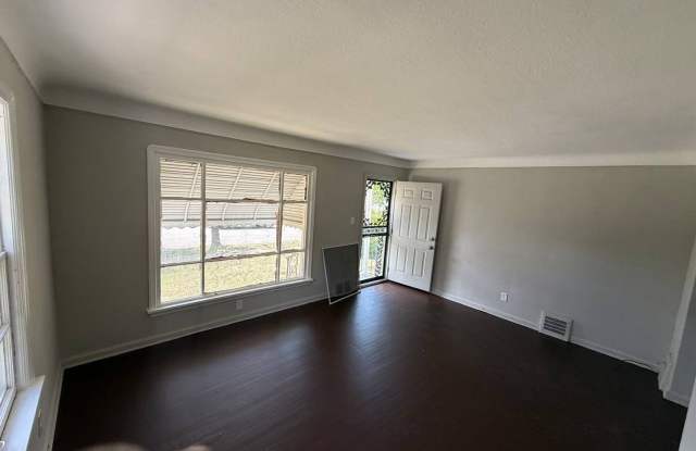 3-Bedroom Cozy Colonial House Gallery 3