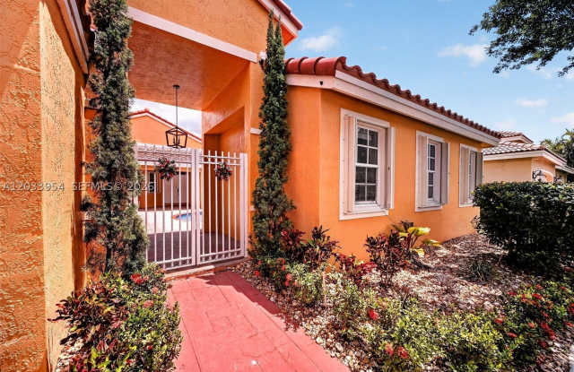 685 SW 198th Ter Gallery 3