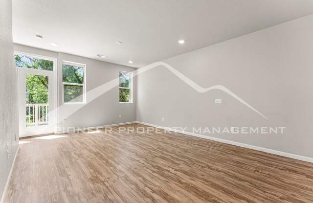 Beautiful Townhome with Attached Garage and Central A/C Gallery 3
