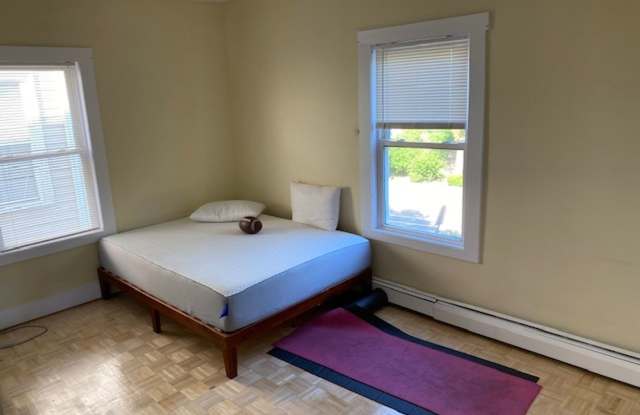 Charming 4 Bedroom-No Broker Fee Gallery 4