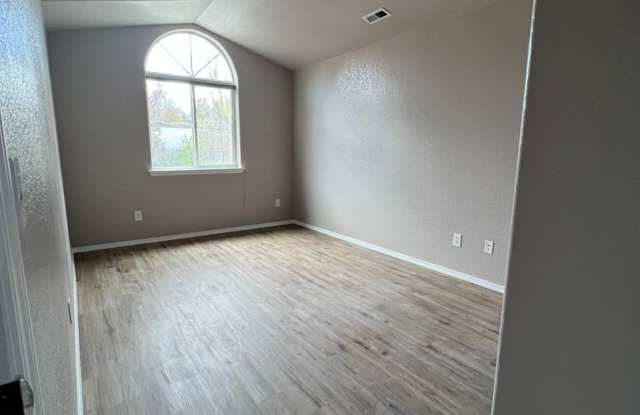 3 Bedroom, 2.5 Bathroom Townhouse - Near Oregon Tech and Sky Lakes! Gallery 3