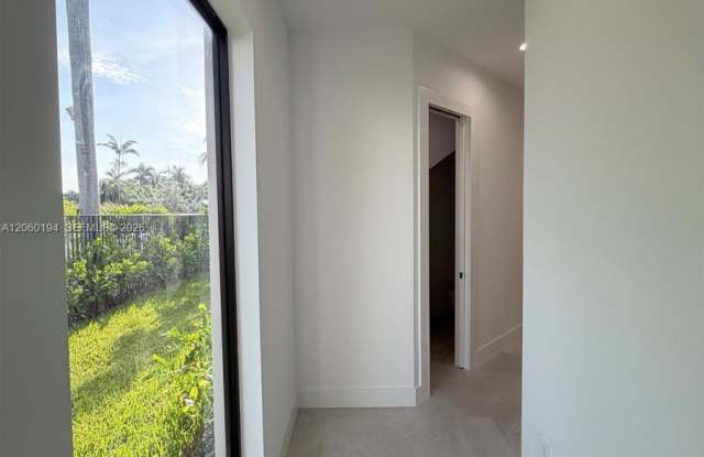 4664 Southwest 32nd Avenue Gallery 2