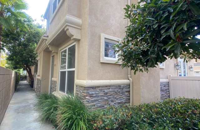 3 Bedroom and 2 and Half Bathroom End Unit Condo with Air Conditioning Gallery 4