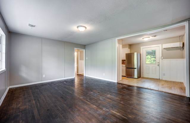FREE MONTH RENT! Freshly Updated 3 Bedroom House Gallery 4