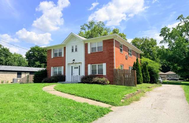 NOW SHOWING: 1 Bedroom/1 Bathroom Apartment located at 303 N Madison Ave. Unit 3 in Greenwood, IN. Gallery 4