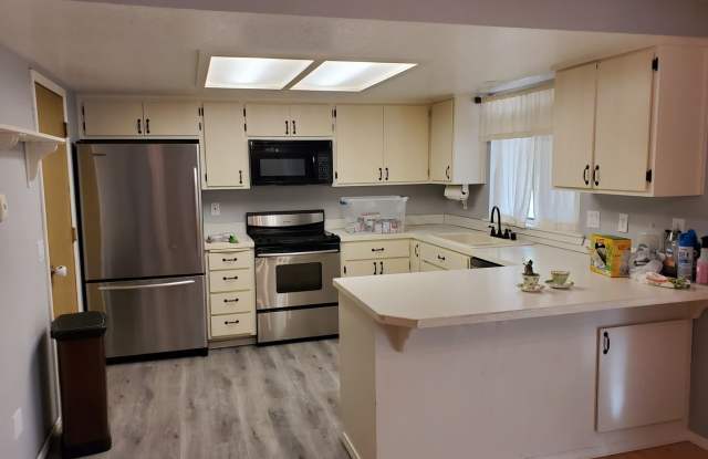 3 Bedroom Rambler with fenced yard on a Cul-de-Sac Gallery 4